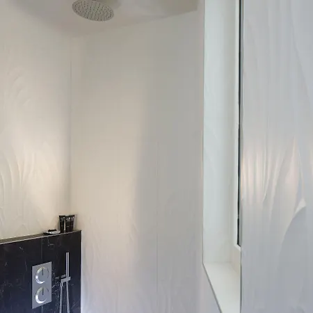 Le Narcisse Blanc Párizs