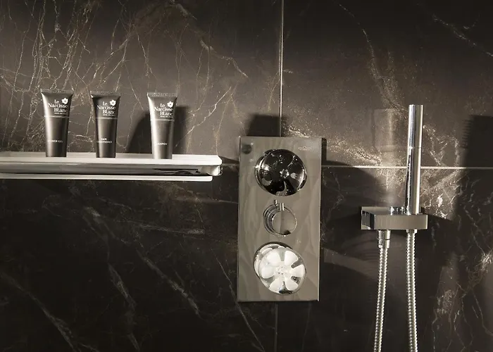 Le Narcisse Blanc Parijs